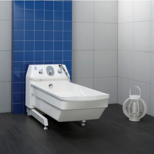 Wanna podnoszona Maxiplus w pozycji roboczej – ergonomiczna konstrukcja ułatwiająca dostęp pacjenta.