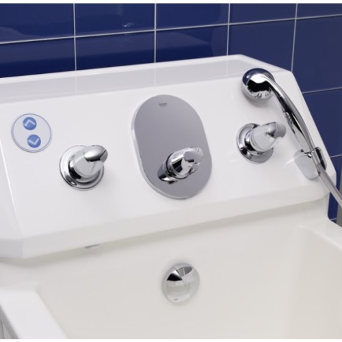 Panel sterujący wanny Maxiplus z chromowaną armaturą i regulacją przepływu wody.